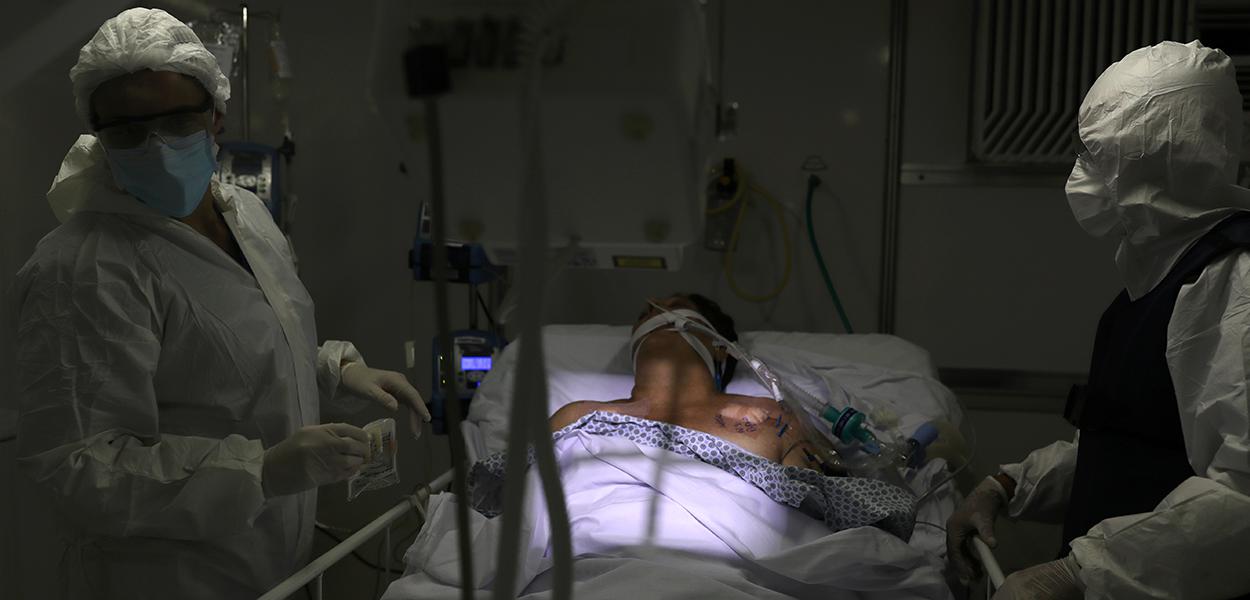 Membros da equipe médica, utilizando roupas de proteção e máscaras faciais, fazem um raio-X de pulmão em um paciente com doença coronavírus (COVID-19) na Unidade de Terapia Intensiva (UTI) de um hospital de campanha criado para tratar pacientes da Covid-19 em Guarulhos, São Paulo. 12/05/2020.