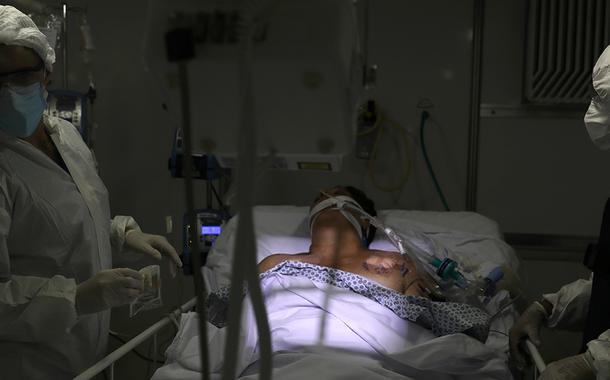 Membros da equipe médica, utilizando roupas de proteção e máscaras faciais, fazem um raio-X de pulmão em um paciente com doença coronavírus (COVID-19) na Unidade de Terapia Intensiva (UTI) de um hospital de campanha criado para tratar pacientes da Covid-19 em Guarulhos, São Paulo. 12/05/2020.