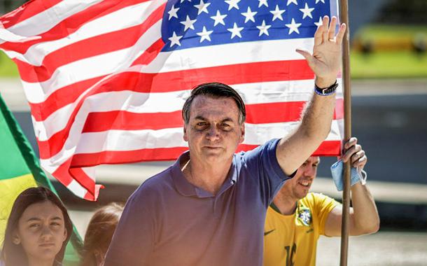 O presidente Jair Bolsonaro durante protesto em Brasília: ida de presidente brasileiro à comemoração do feriado americano era incomum.