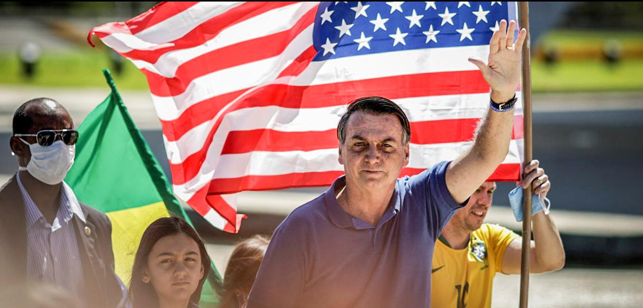 O presidente Jair Bolsonaro durante protesto em Brasília: ida de presidente brasileiro à comemoração do feriado americano era incomum.