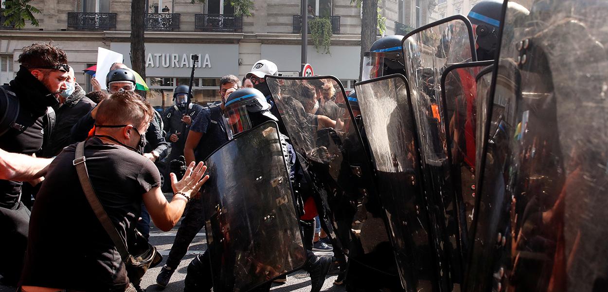 Polícia usa gás lacrimogêneo em retorno dos protestos dos "coletes-amarelos" em Paris. 12/09/2020