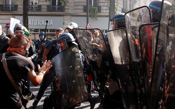 Polícia usa gás lacrimogêneo em retorno dos protestos dos "coletes-amarelos" em Paris. 12/09/2020