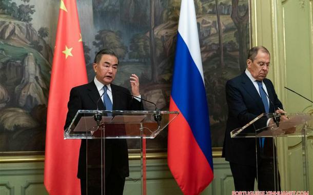 Os chanceleres Wang Yi (China) e Sergei Lavrov (Rússia)