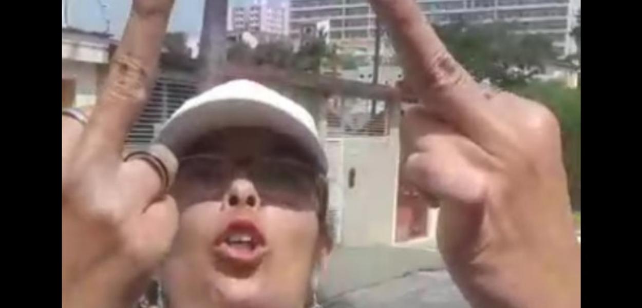 Mulher disparas ofensas contra negro e outro rapaz que filmou a cena também vira alvo de ataques