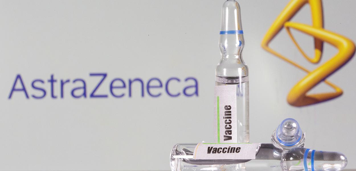 Tubo de ensaio com o rótulo de vacina em frente a logo da AstraZeneca em foto de ilustração