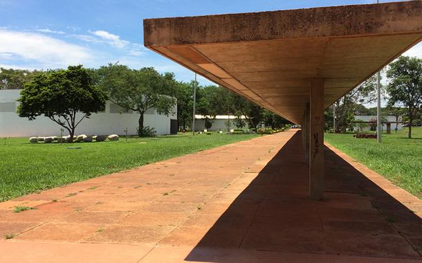Marquise projetada por Oscar Niemeyer na sede da Funarte em Brasília