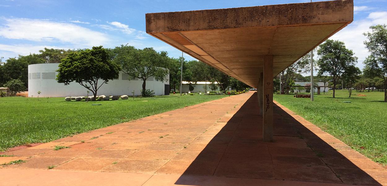 Marquise projetada por Oscar Niemeyer na sede da Funarte em Brasília