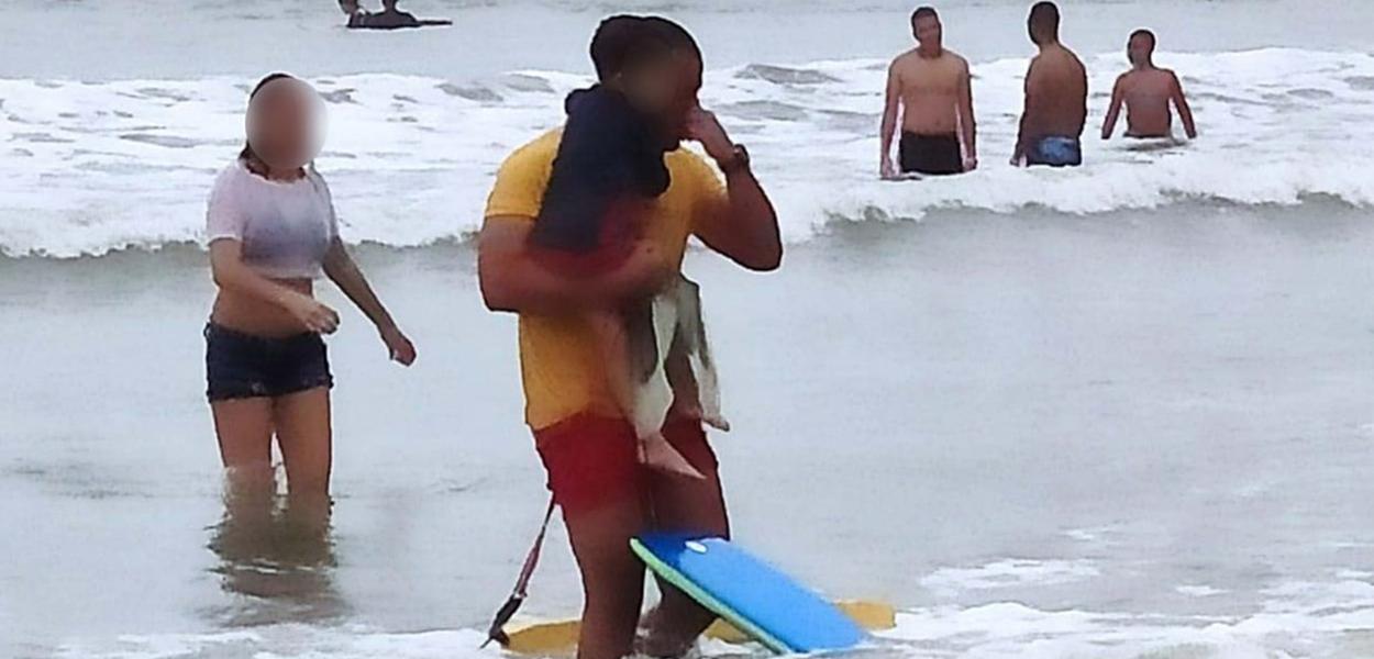 Bombeiro se emociona e chora ao salvar criança de 4 anos