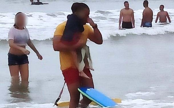 Bombeiro se emociona e chora ao salvar criança de 4 anos