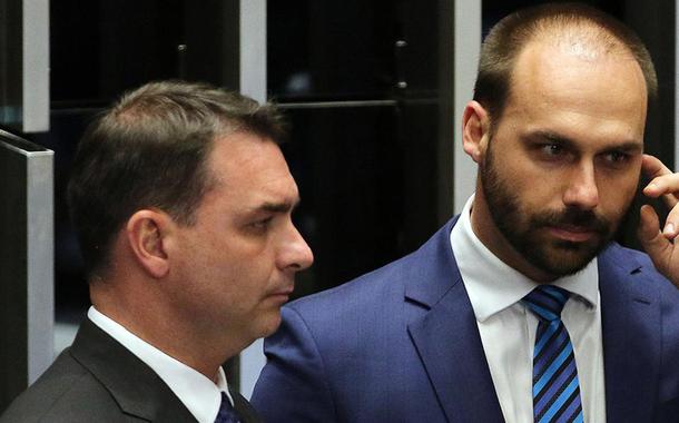 Irmãos Bolsonaro são corrigidos por jornalista sobre permissão para brasileiros entrarem nos EUA