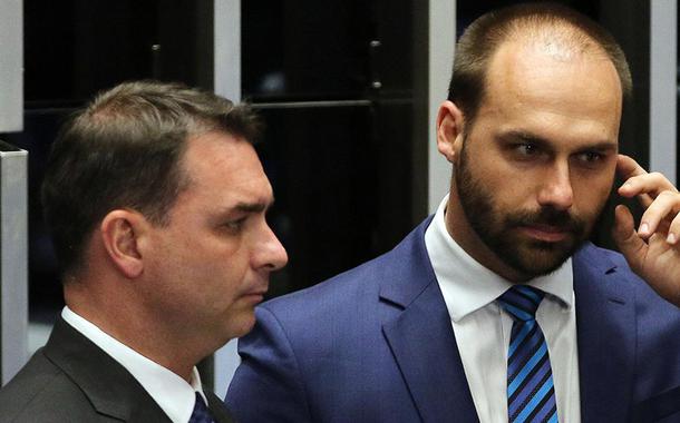 Irmãos Bolsonaro são corrigidos por jornalista sobre permissão para brasileiros entrarem nos EUA