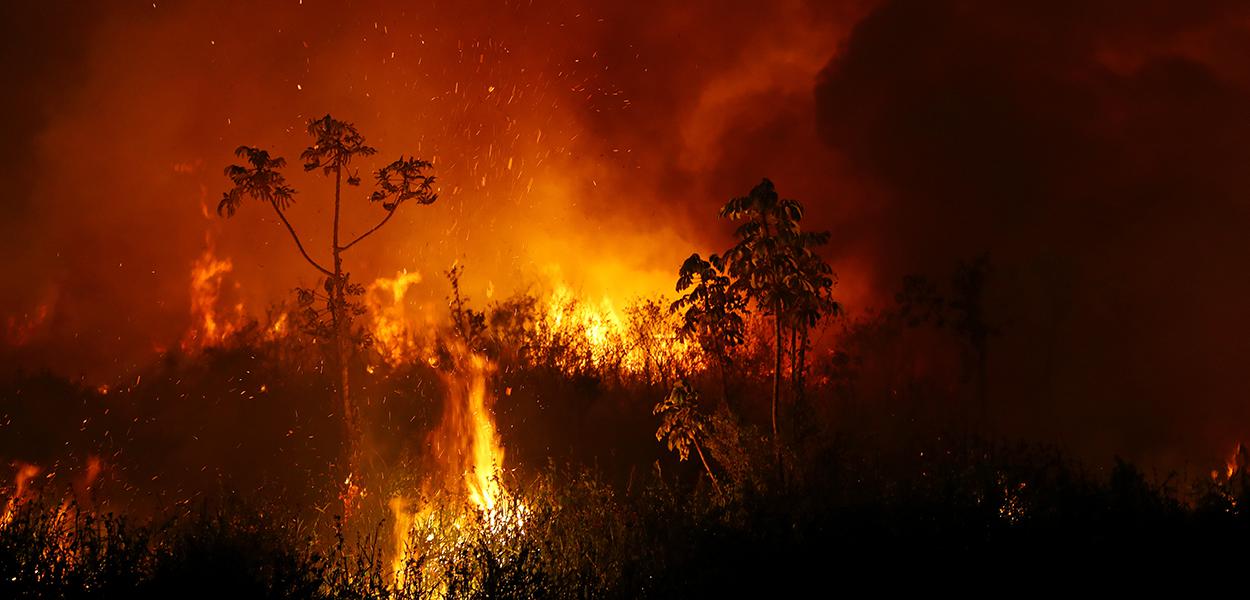 Fumaça e chamas de queimada no Pantanal, em Poconé, no Mato Grosso 03/09/2020