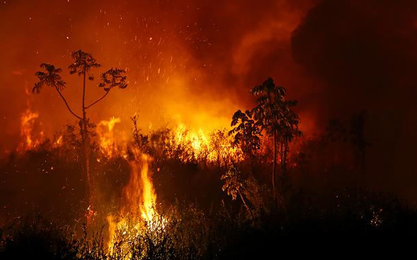 Fumaça e chamas de queimada no Pantanal, em Poconé, no Mato Grosso 03/09/2020