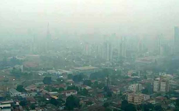Cidade de Cuiabá com o céu encoberto por fumaça