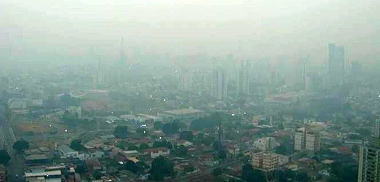 Cidade de Cuiabá com o céu encoberto por fumaça