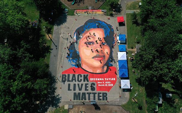 Assassinato de Breonna Taylor gerou intensos protestos dentro e fora dos EUA