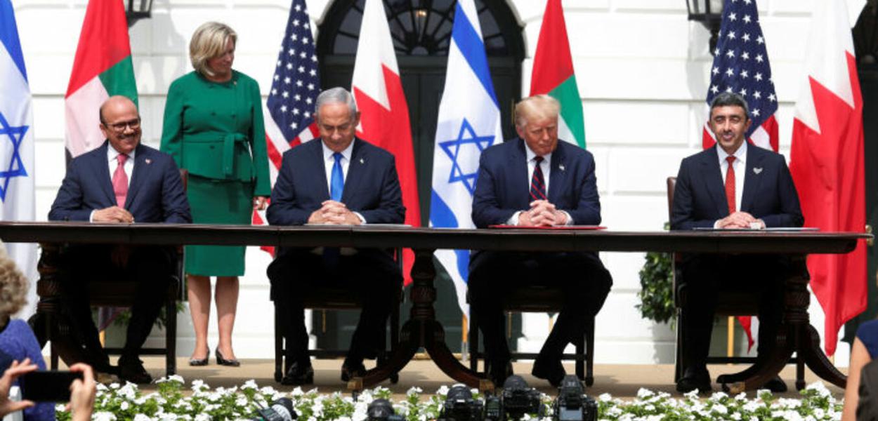 Abdullatif Al Zayani, do Bahrein; Benjamin Netanyahu, de Israel; Donald Trump, dos EUA e Abdullah bin Zayed, dos Emirados Árabes, durante cerimônia de assinatura de acordos