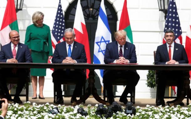 Abdullatif Al Zayani, do Bahrein; Benjamin Netanyahu, de Israel; Donald Trump, dos EUA e Abdullah bin Zayed, dos Emirados Árabes, durante cerimônia de assinatura de acordos