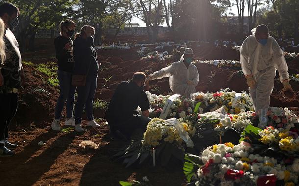 Idosa que morreu de Covid-19 é sepultada em cemitério de São Paulo