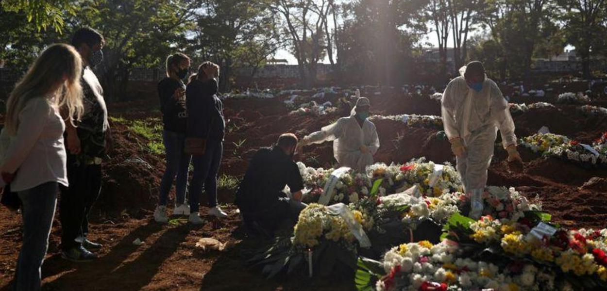 Vítima de Covid-19 é sepultada em cemitério de São Paulo 05/08/2020