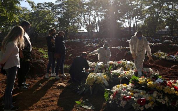 Vítima de Covid-19 é sepultada em cemitério de São Paulo 05/08/2020