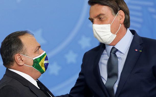 Bolsonaro cumprimenta Pazuello em cerimônia de efetivação do general como ministro da Saúde 16/09/2020