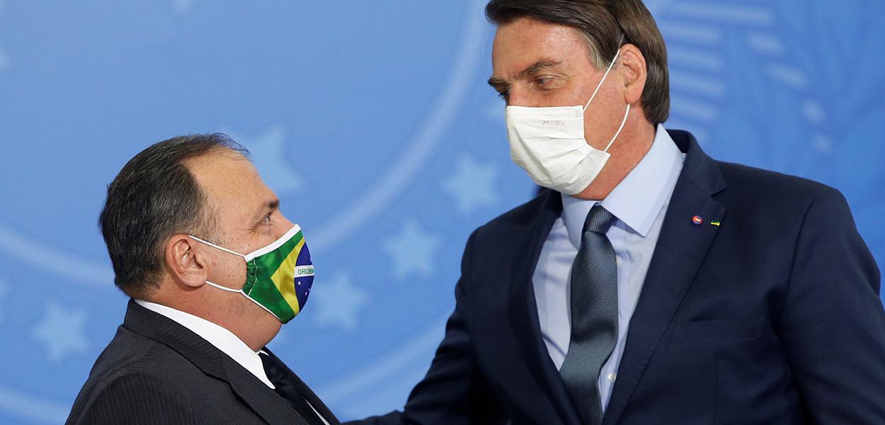 Bolsonaro cumprimenta Pazuello em cerimônia de efetivação do general como ministro da Saúde 16/09/2020