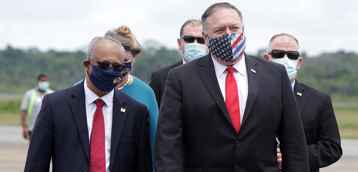 Secretário de Estado dos EUA, Mike Pompeo, caminha ao lado do chanceler do Suriname, Albert Ramdin, ao chegar no país sul-americano