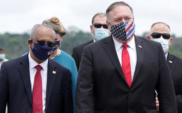 Secretário de Estado dos EUA, Mike Pompeo, caminha ao lado do chanceler do Suriname, Albert Ramdin, ao chegar no país sul-americano