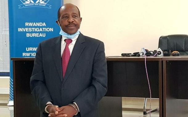 Paul Rusesabagina, detido, é fotografado no Birô de Investigações de Ruanda 31/08/2020