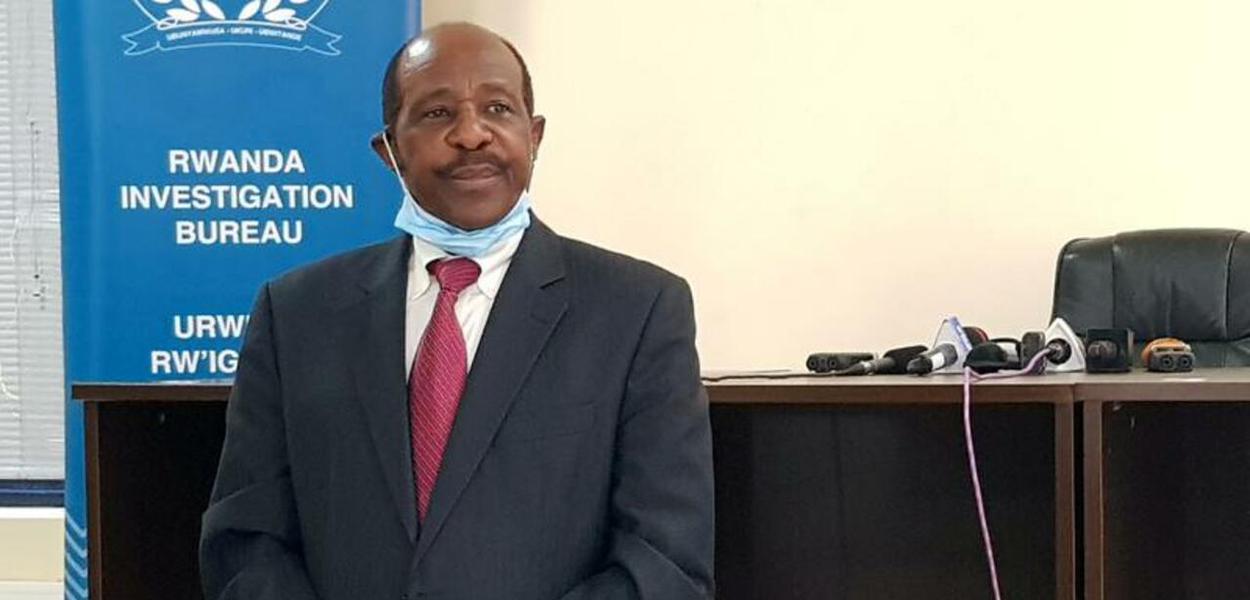 Paul Rusesabagina, detido, é fotografado no Birô de Investigações de Ruanda 31/08/2020