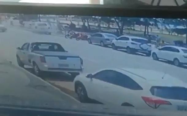 Carro invade ciclofaixa e deixa 4 feridos