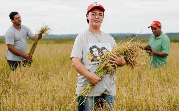 Assentados do MST sob risco de despejo produzem frutas, hortaliças e feijão. Tudo sem agrotóxico