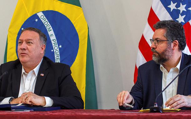 Secretário de Estado dos EUA, Mike Pompeo, ao lado do ministro das Relações Exteriores, Ermesto Araújo, em Boa Vista 18/09/2020