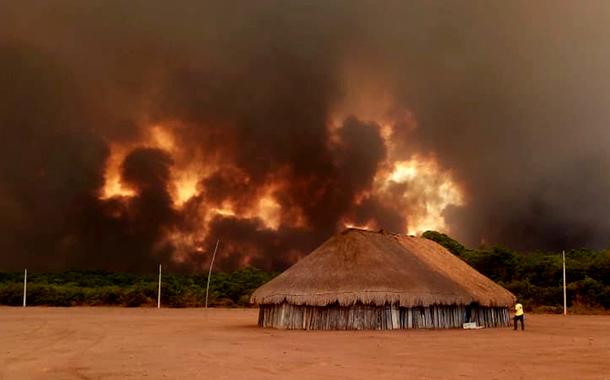 Na aldeia Kuikuro, o fogo começou com as queimadas realizadas dentro de fazendas no entorno da terra em Mato Grosso 20 de setembro de 2020