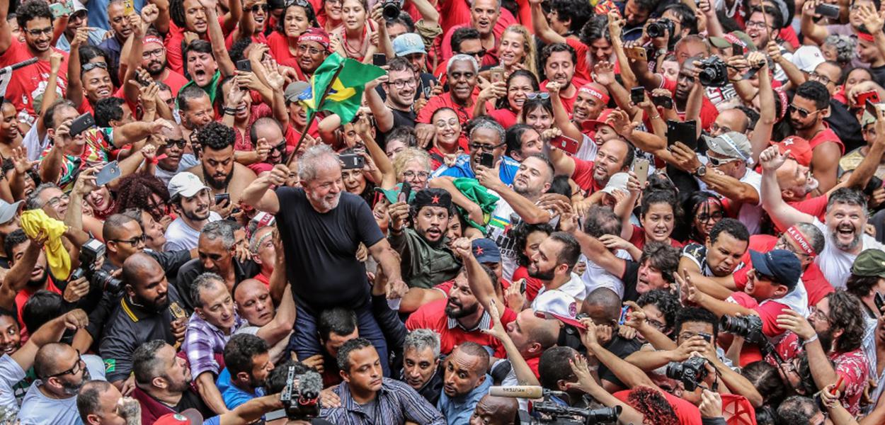 Lula no meio do povo