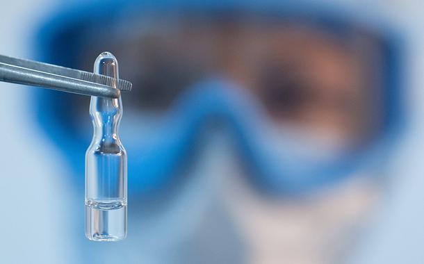 Funcionário segura tubo de ensaio em foto de ilustração