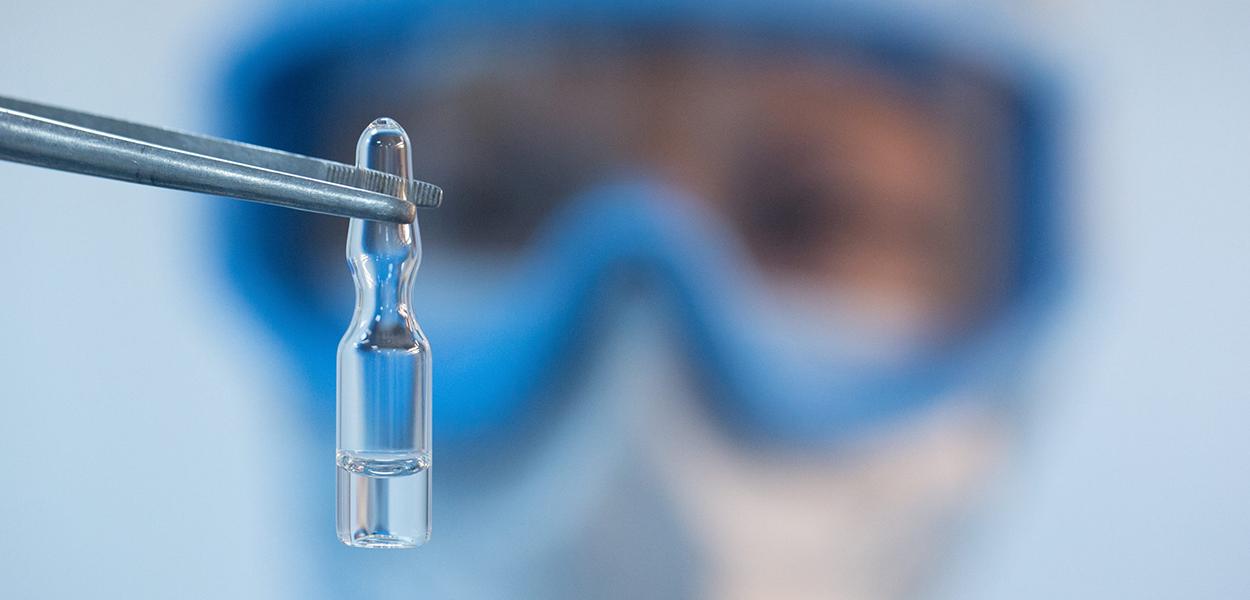 Funcionário segura tubo de ensaio em foto de ilustração