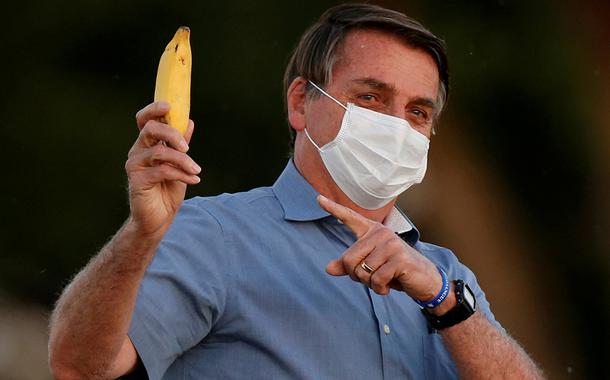 Jair Bolsonaro segura banana no Palácio da Alvorada