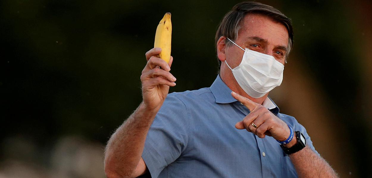 Jair Bolsonaro segura banana no Palácio da Alvorada