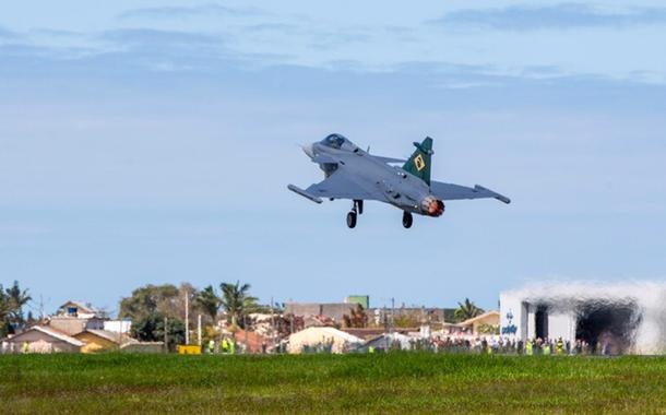 Avião caça em decolagem