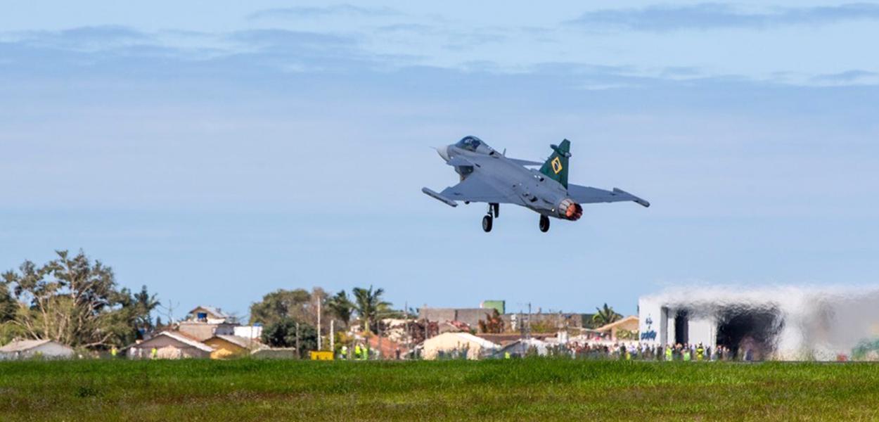 Avião caça em decolagem