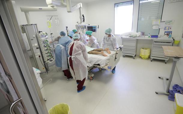 França registra uma alta de novos casos de Covid-19, mas também um aumento no número de pessoas em reanimação nos hospitais