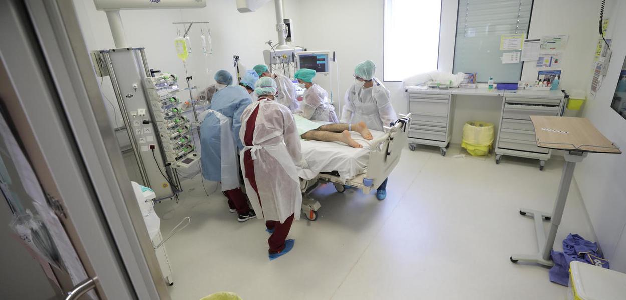 França registra uma alta de novos casos de Covid-19, mas também um aumento no número de pessoas em reanimação nos hospitais