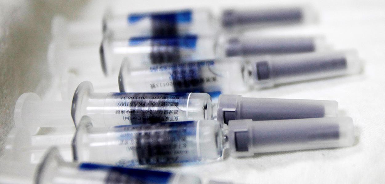 Vacinas são posicionados em hospital de Taipé em preparação para temporada da gripe 01/10/2010