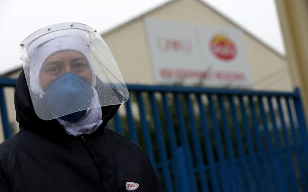 Funcionário de unidade da JBS com máscara e protetor facial após empresa ser atingida por surto de coronavírus, em Passo Fundo (RS) 28/07/2020