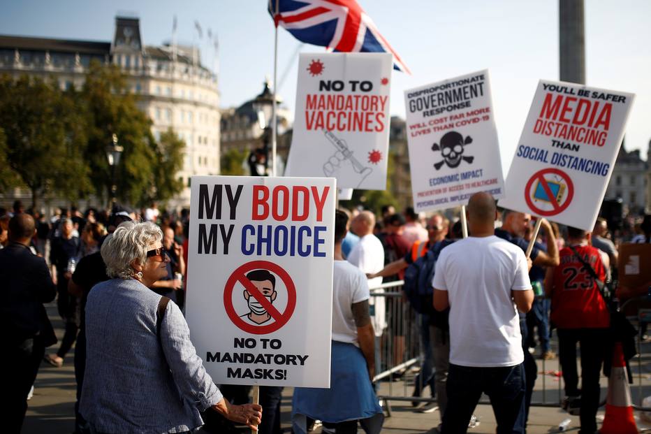 Milhares vão às ruas em Londres contra o isolamento social