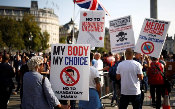 Milhares vão às ruas em Londres contra o isolamento social