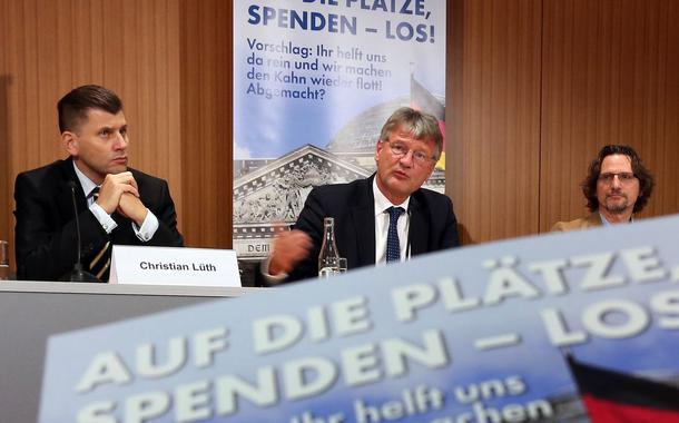 Christian Lüth, à esquerda, em plenária do partido