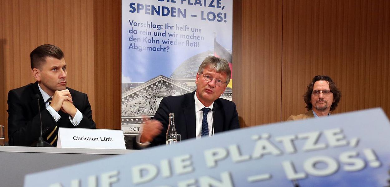 Christian Lüth, à esquerda, em plenária do partido